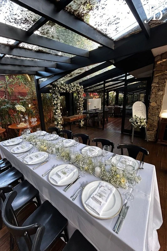 casamento com estética "old money" realizado no le bistrot gourmet em porto alegre por life eventos especiais mini-wedding casamento porto alegre
