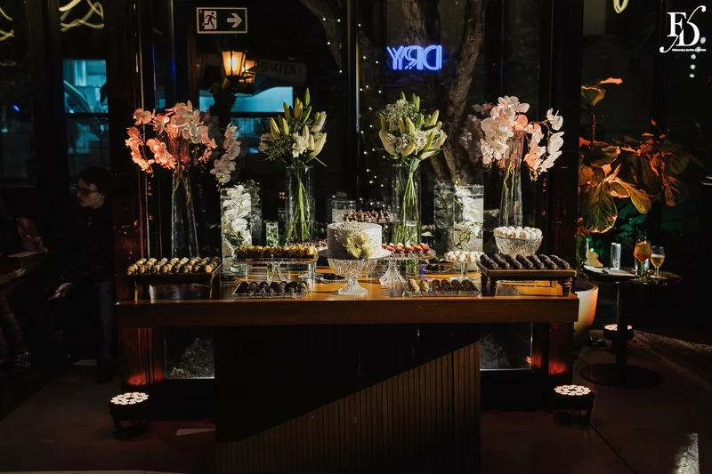Mesa de doces de casamento com orquídeas e lírios brancos no Dry Moments Porto Alegre