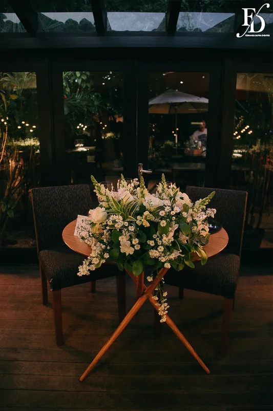 casamento no le bistrot em porto alegre organizado por life eventos especiais organizado por life eventos especiais com cerimônia no local e decoração clássica elegante e sofisticada em branco verde e prata com planejamento organização e execução de life eventos especias em porto alegre