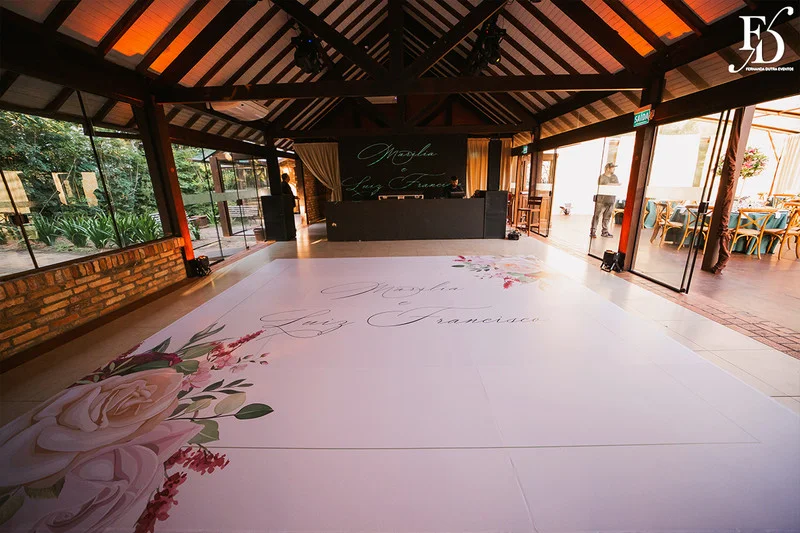 casamento com cerimônia realizada às 15h na Basílica Nossa Senhora das Dores em Porto Alegre e recepção no Alto da Capela. Coquetel na área externa embalado com jazz e por-do-sol, jantar formal, decoração exuberante e linda, em estilo botânico e muitas cores, luxuoso e lindo, por Life Eventos Especiais