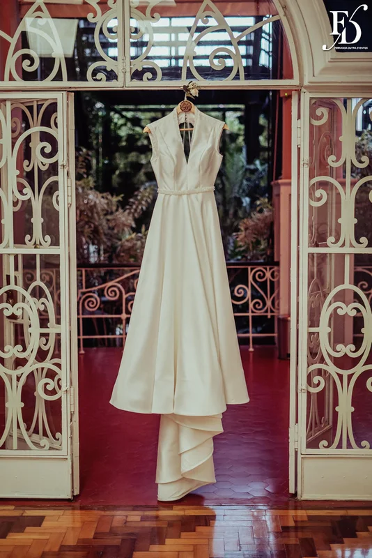 casamento com cerimônia e recepção realizados no salão imperatriz da associação leopoldina juvenil em porto alegre com decoração clássica em verde branco e prato por life eventos especiais assessoria de eventos em porto alegre