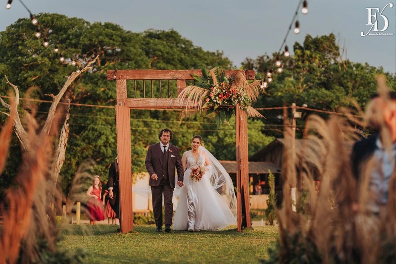 casamento no espaço paraiso em porto alegre viamão alvorada com decoração moderna boho rustico-chic em tons terrosos por life eventos especiais cerimônia ao ar livre entrada noiva
