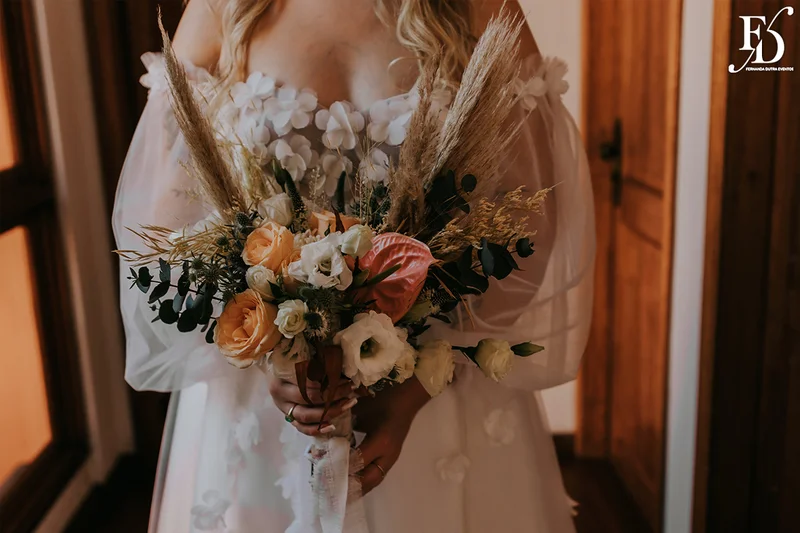 casamento divertido e animado na casa na chácara, em porto alegre; um casal jovem, despojado, que queria celebrar esse momento com um rodízio de pizza - casamento com pizza - decoração estilo boho wedding em tons terrosos cerimonial de life eventos especiais