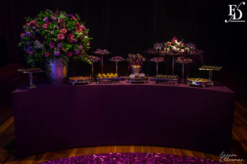 festa de aniversario de 15+2 evento adiado por 2 anos realizado na casa vetro em porto alegre com decoração moderna sofisticada luxuosa em tons de lilás e prata por life eventos especiais cerimonialista para festas de 15 anos em porto alegre