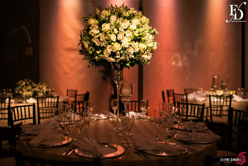 casamento com cerimônia na casa vetro em porto alegre e cerimônia na igreja cristo bom pastor com decoração clean clássica sofisticada e contemporânea em branco verde prataria e cristais por life eventos esepciais cerimonialista wedding planner em porto alegre