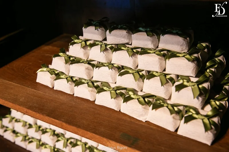 casamento elegante e sofisticado no alto da capela em porto alegre com decoração botânica greenery em verde e branco por life eventos especiais