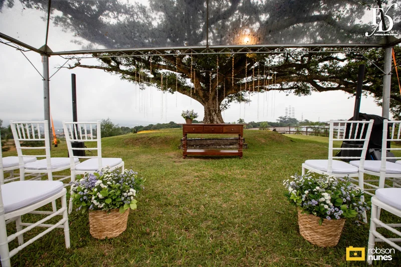 casamento no espaço paraíso em porto alegre com decoração moderna em azul marinho, dourado e girassóis; temática geek, com referências a funko pop, filmes e séries - por life eventos especiais