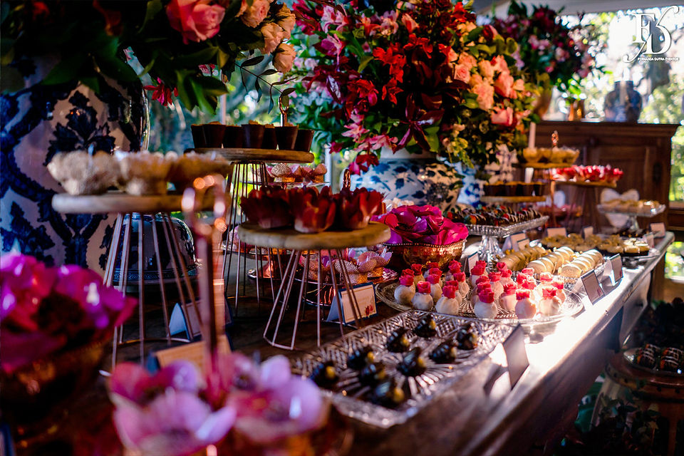 casamento com cerimônia ao ar livre em Porto Alegre realizado na Casa da Figueira, com decoração em tons de azul royal, estilo boho-chic, com toques botânicos, por Life Eventos Especiais - Fernanda Dutra e Ittalo Reis cerimonialistas em Porto Alegre