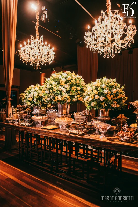 casamento na igreja nossa senhora do mont'serrat em porto alegre e festa de casamento na casa vetro em porto alegre com decoração sofisticada e luxuosa estilo clássico em dourado branco e amarelo por life eventos especiais cerimonialista de casamento em porto alegre