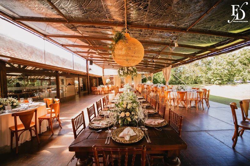 casamento diurno estilo europeu realizado no alto da capela em porto alegre no formato destination wedding com organizacao de life eventos especiais casamento de luxo em porto alegre com decoração luxuosa e clássica