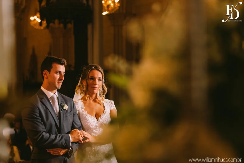 casamento luxuoso no clube veleiros do sul em porto alegre com decoração em dourado fechamento do teto em voil e espelhos venezianos cerimônia na igreja santa teresinha e santíssimo sacramento na redenção com organização e cerimonial de fernanda dutra da life eventos especiais organizadora de eventos em porto alegre