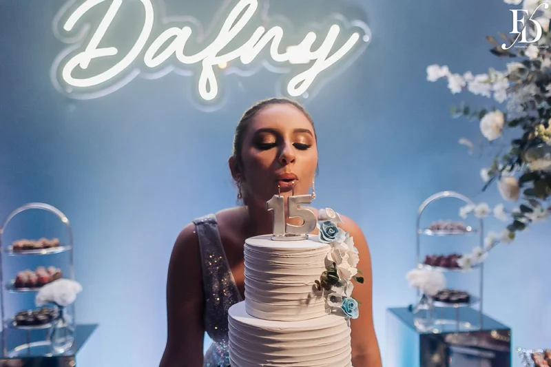 festa de 15 anos nas cores azul e branco com decoração moderna com cristais e espelhos por life eventos especiais assessoria e cerimonial de festas de 15 anos em porto alegre