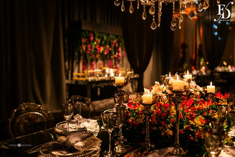 casamento com cerimônia na igreja santa teresinha do menino jesus na rua ramiro barcelos em porto alegre e recepção e festa na casa vetro com decoração moderna contemporânea sofisticada luxuosa em tons de cinza prata e flores coloridas na paleta de tons terrosos por life eventos especiais cerimonialista de casamento em porto alegre