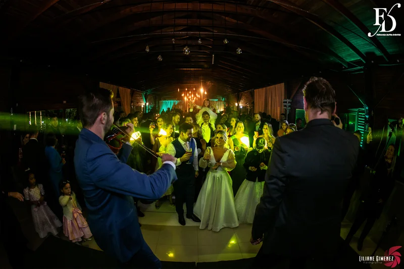 casamento realizado no sítio da figueira em porto alegre numa noite fria de inverno com decoração rústico delicada botânica organização e cerimonial de life eventos especiais cerimonialista para casamentos em porto alegre