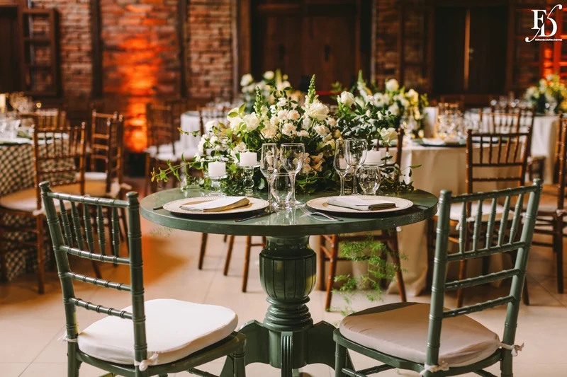 casamento na la casa piemont em farroupilha mesa dos noivos mesa e cadeiras verdes