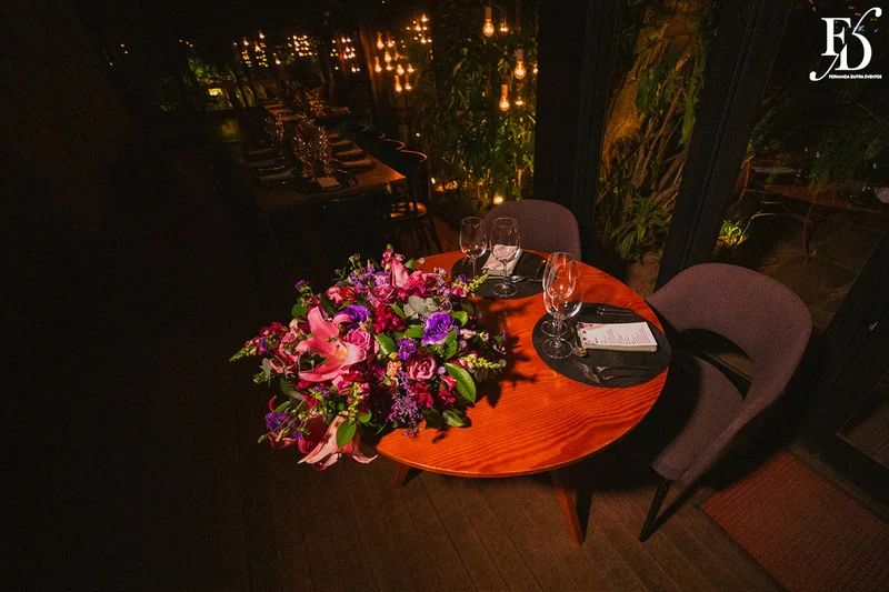casamento realizado na igreja são pedro em porto alegre e recepção no le bistrot gourmet com decoração colorida e vibrante em rosa pink roxo e lilás