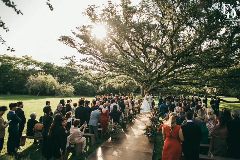casamento realizado no alto da capela em porto alegre por life eventos especiais com cerimônia ao ar livre decoração despojada em tons terrosos e uma parede de donuts para a alegria dos convidados