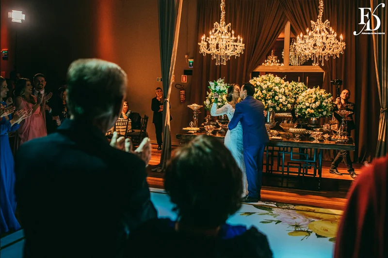 casamento na igreja nossa senhora do mont'serrat em porto alegre e festa de casamento na casa vetro em porto alegre com decoração sofisticada e luxuosa estilo clássico em dourado branco e amarelo por life eventos especiais cerimonialista de casamento em porto alegre