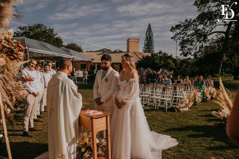 casamento divertido e animado na casa na chácara, em porto alegre; um casal jovem, despojado, que queria celebrar esse momento com um rodízio de pizza - casamento com pizza - decoração estilo boho wedding em tons terrosos cerimonial de life eventos especiais