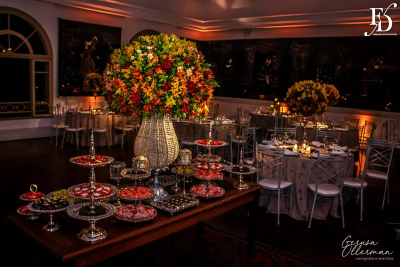 formatura tripla em direito pela fmp fundação do ministério público realizada no salão cristal do clube do comércio em porto alegre com decoração elegante clássica sofisticada em tons terrosos por life eventos especiais cerimonialista em porto alegre