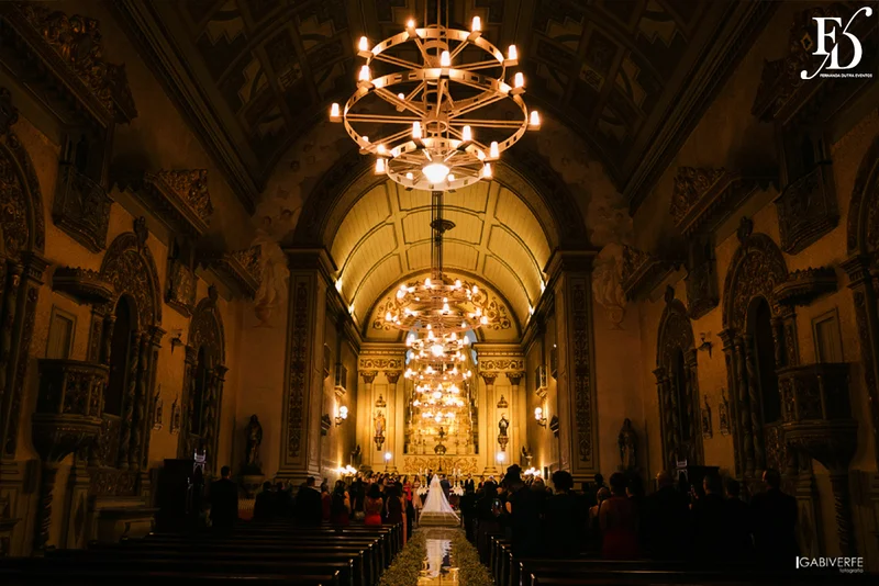 casamento com cerimônia na basílica nossa senhora das dores em porto alegre e festa na casa vetro com decoração luxuosa sofisticada exuberante em tons de rosa com parede de flores com organização projeto e cerimonial de life eventos especiais cerimonialista de casamentos em porto alegre