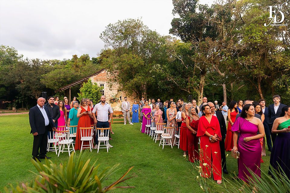 Casamento boho ao ar livre foi realizado na Casa na Chácara em Porto Alegre, com uma decoração em tons terrosos criada pela Life Eventos Especiais, uma empresa de cerimonialistas profissionais. Descubra como foi esse evento encantador, que contou com uma atmosfera aconchegante e descontraída