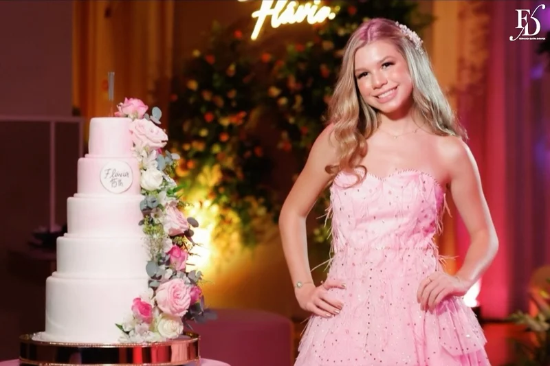 Flávia Fochesato com vestido rosa em sua festa de 15 anos no Salão Imperatriz, em Porto Alegre