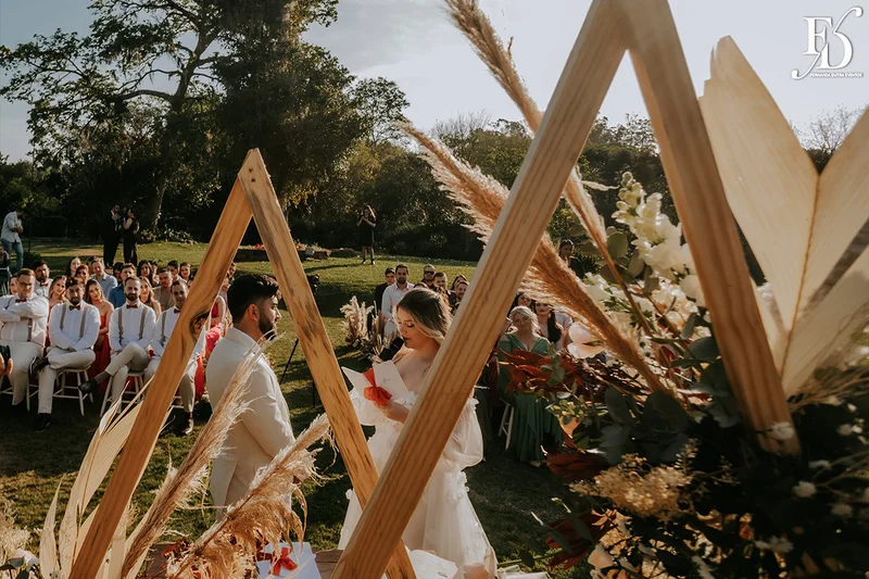 casamento divertido e animado na casa na chácara, em porto alegre; um casal jovem, despojado, que queria celebrar esse momento com um rodízio de pizza - casamento com pizza - decoração estilo boho wedding em tons terrosos cerimonial de life eventos especiais