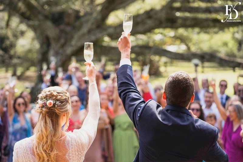 casamento diurno almoço de domingo em família no alto da capela brinde ao ar livre