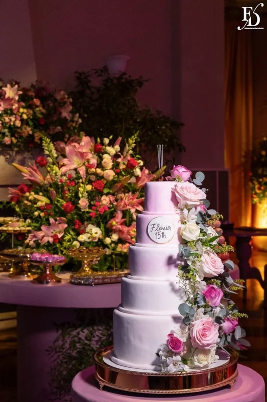 Bolo de 15 anos e ambientação floral da festa de Flávia Fochesato na Associação Leopoldina Juvenil