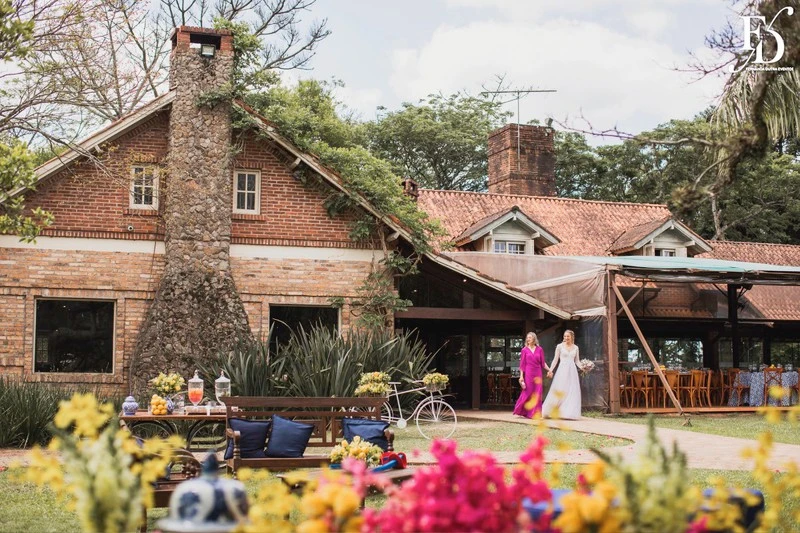casamento diurno almoço de domingo em família no alto da capela cerimônia ao ar livre entrada da noiva