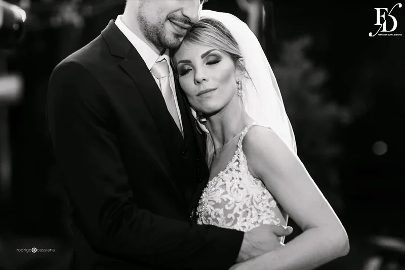 casamento com cerimônia na igreja santa teresinha do menino jesus na rua ramiro barcelos em porto alegre e recepção e festa na casa vetro com decoração moderna contemporânea sofisticada luxuosa em tons de cinza prata e flores coloridas na paleta de tons terrosos por life eventos especiais cerimonialista de casamento em porto alegre