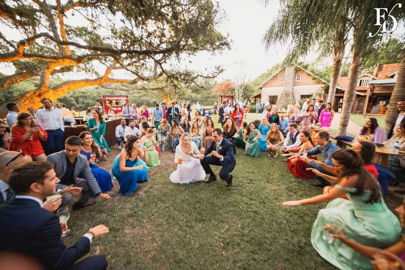 casamento diurno almoço de domingo em família no alto da capela pista de dança na rua