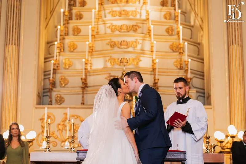 casamento com cerimônia realizada às 15h na Basílica Nossa Senhora das Dores em Porto Alegre e recepção no Alto da Capela. Coquetel na área externa embalado com jazz e por-do-sol, jantar formal, decoração exuberante e linda, em estilo botânico e muitas cores, luxuoso e lindo, por Life Eventos Especiais