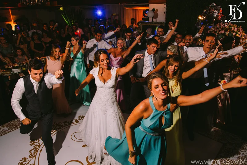 casamento luxuoso no clube veleiros do sul em porto alegre com decoração em dourado fechamento do teto em voil e espelhos venezianos cerimônia na igreja santa teresinha e santíssimo sacramento na redenção com organização e cerimonial de fernanda dutra da life eventos especiais organizadora de eventos em porto alegre