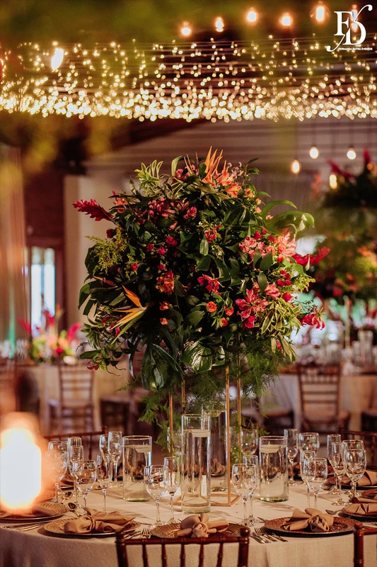 casamento judaico realizado no sítio da figueira em porto alegre com decoração exuberante botânica tropical festa linda com passarela de espelho cerimônia de casamento ao ar livre por life eventos especiais cerimonialista em porto alegre organização de casamentos arranjo alto