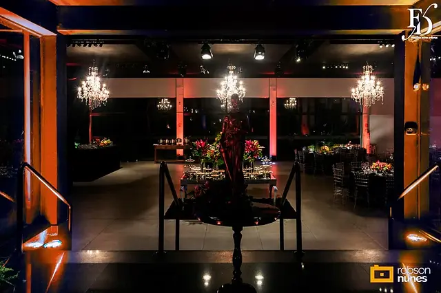 festa de formatura em direito no party room em porto alegre com decoração moderna elegante e sofisticada em preto e marsala com organização projeto e cerimonial de life eventos especiais cerimonialistas em porto alegre