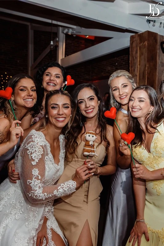 casamento mini-wedding realizado no lá nos fundos em porto alegre restaurante puppi baggio com decoração boho minimalista em verde e branco festa animada e descontraída com cerimonial de life eventos especiais cerimonialista de casamento em porto alegre 