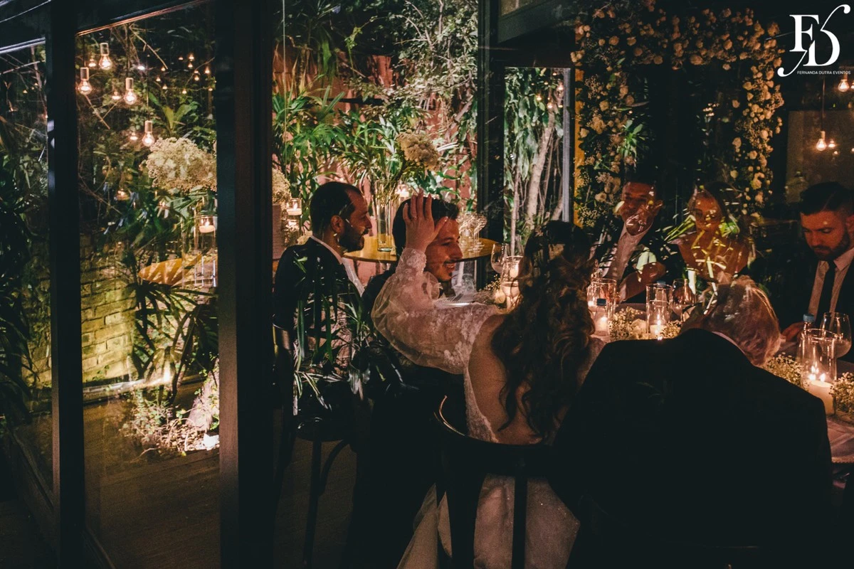 casamento com estética "old money" realizado no le bistrot gourmet em porto alegre por life eventos especiais mini-wedding casamento porto alegre