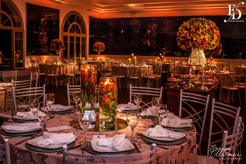 formatura tripla em direito pela fmp fundação do ministério público realizada no salão cristal do clube do comércio em porto alegre com decoração elegante clássica sofisticada em tons terrosos
