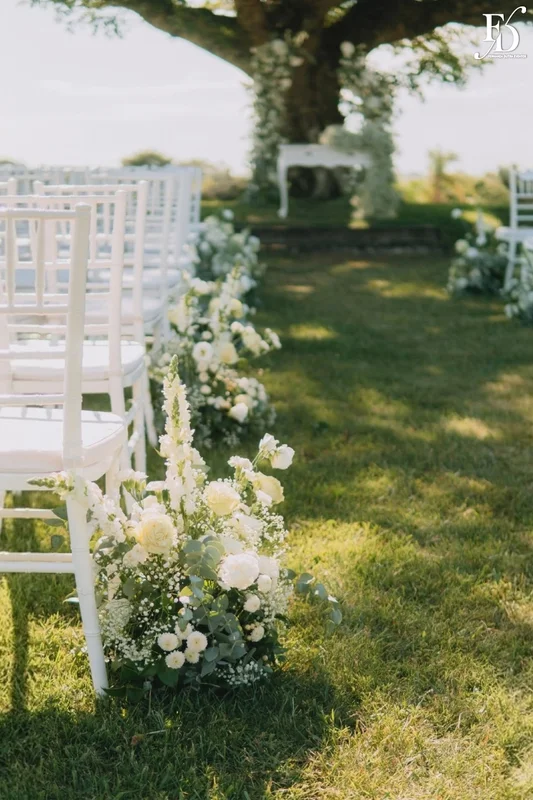 casamento no espaço paraíso em porto alegre com decoração estilo europeu european stylling com flores brancas, tons neutros visual claro e elegante 