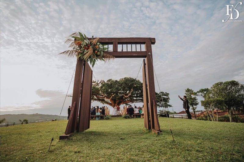 casamento no espaço paraiso em porto alegre viamão alvorada com decoração moderna boho rustico-chic em tons terrosos por life eventos especiais cerimônia ao ar livre