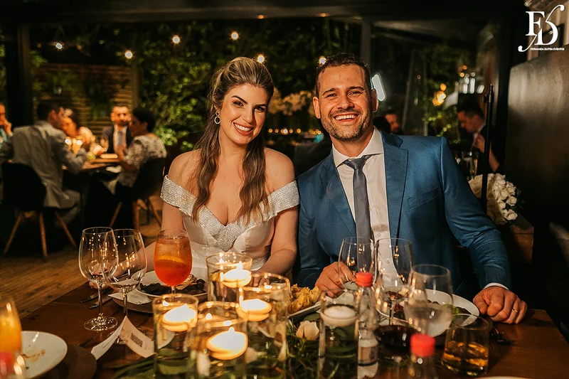 casamento mini-wedding da influencer bruna startt realizado no le bistrot gourmet em porto alegre com decoração com muitas velas flores brancas e muito verde por life eventos especiais
