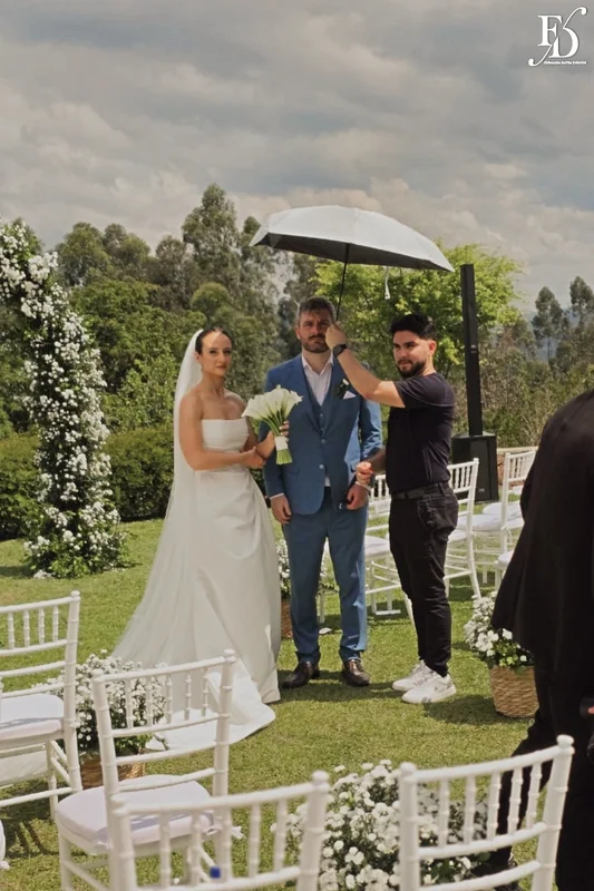 casamento na la casa piemont em farroupilha cerimonial cuidando dos noivos protegendo do sol