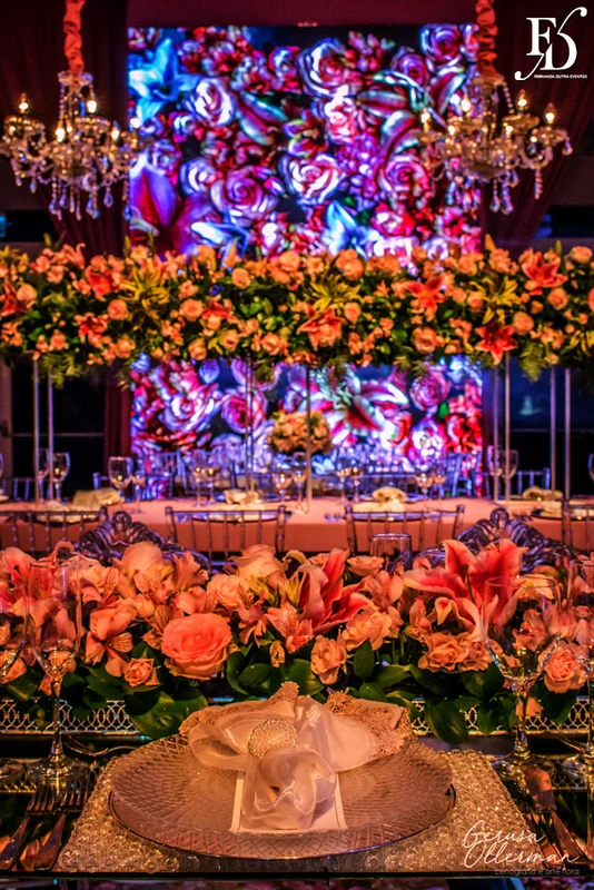 casamento com cerimônia na basílica nossa senhora das dores em porto alegre e festa na casa vetro com decoração luxuosa sofisticada exuberante em tons de rosa com parede de flores com organização projeto e cerimonial de life eventos especiais cerimonialista de casamentos em porto alegre