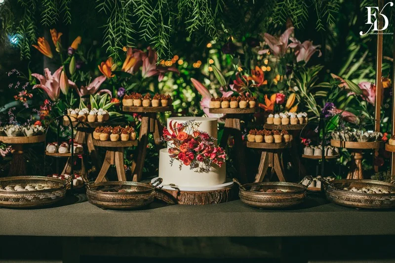 casamento realizado na igreja santa cecília em porto alegre e recepção no le bistrot gourmet com decoração colorida vibrante tropical por life eventos especiais cerimonialista de casamento em porto alegre