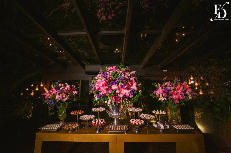casamento realizado na igreja são pedro em porto alegre e recepção no le bistrot gourmet com decoração colorida e vibrante em rosa pink roxo e lilás