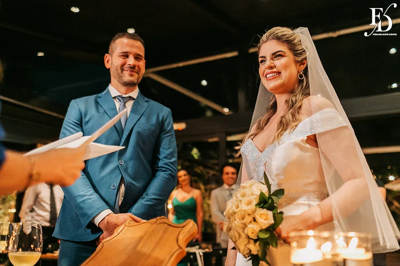 casamento mini-wedding da influencer bruna startt realizado no le bistrot gourmet em porto alegre com decoração com muitas velas flores brancas e muito verde por life eventos especiais