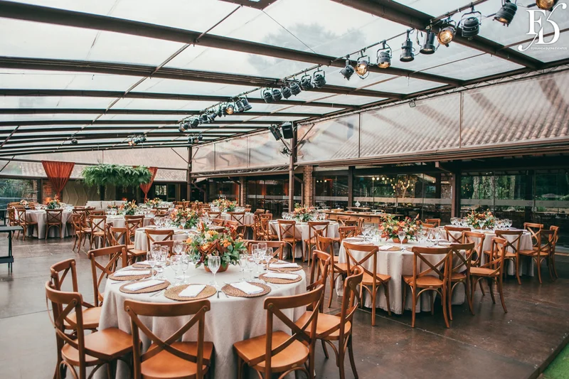 casamento realizado no alto da capela em porto alegre por life eventos especiais com cerimônia ao ar livre decoração despojada em tons terrosos e uma parede de donuts para a alegria dos convidados