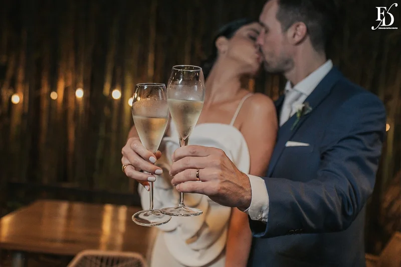 casamento mini-wedding no eat kitchen em novo hamburgo com decoração verde e branco estilo greenery brinde dos noivos